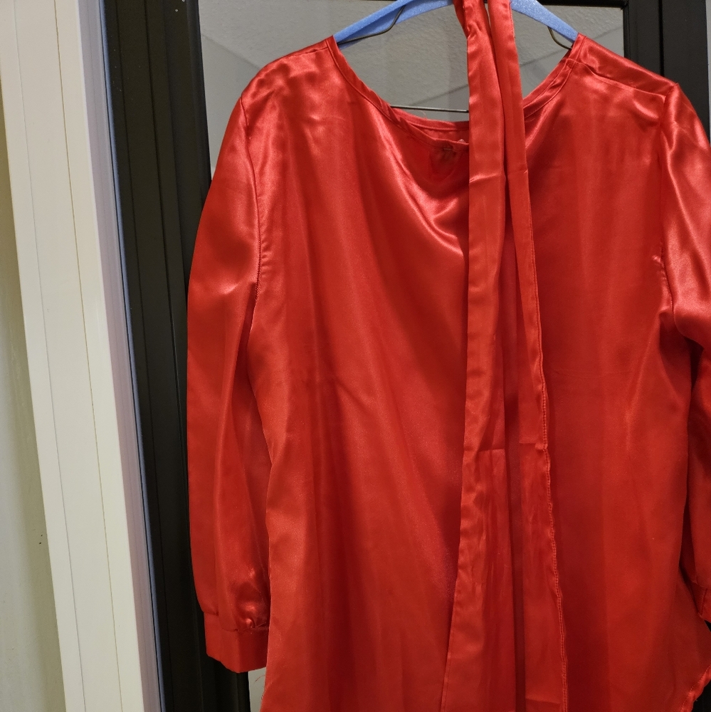 A red blouse 👚.